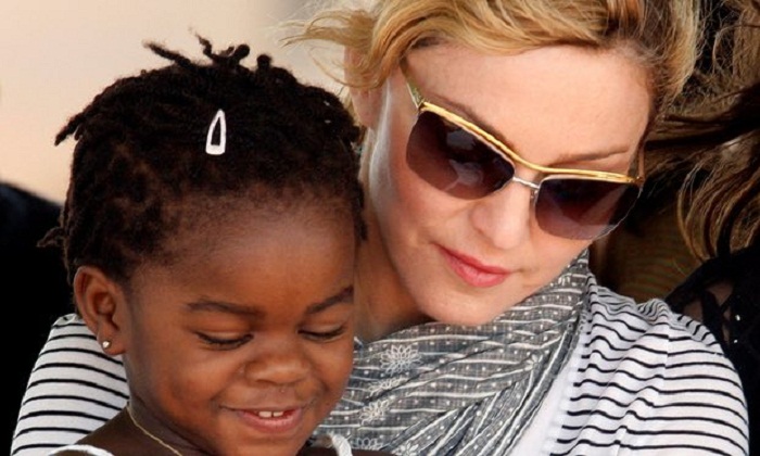 Madonna adopts twin girls from Malawi 